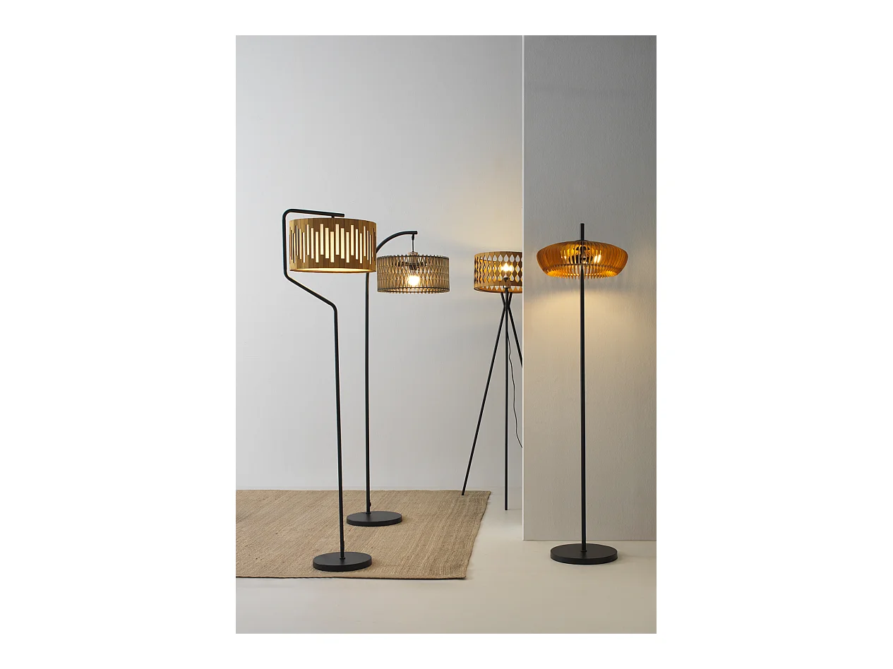 Stehlampe mit Lampenschirm aus honigfarbenem Sperrholz