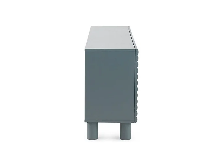 Buffet bleu avec relief ondulé sur les portes et les tiroirs