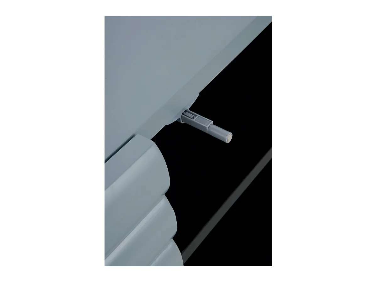 Blauer Sideboard mit Wellenrelief an Türen und Schubladen