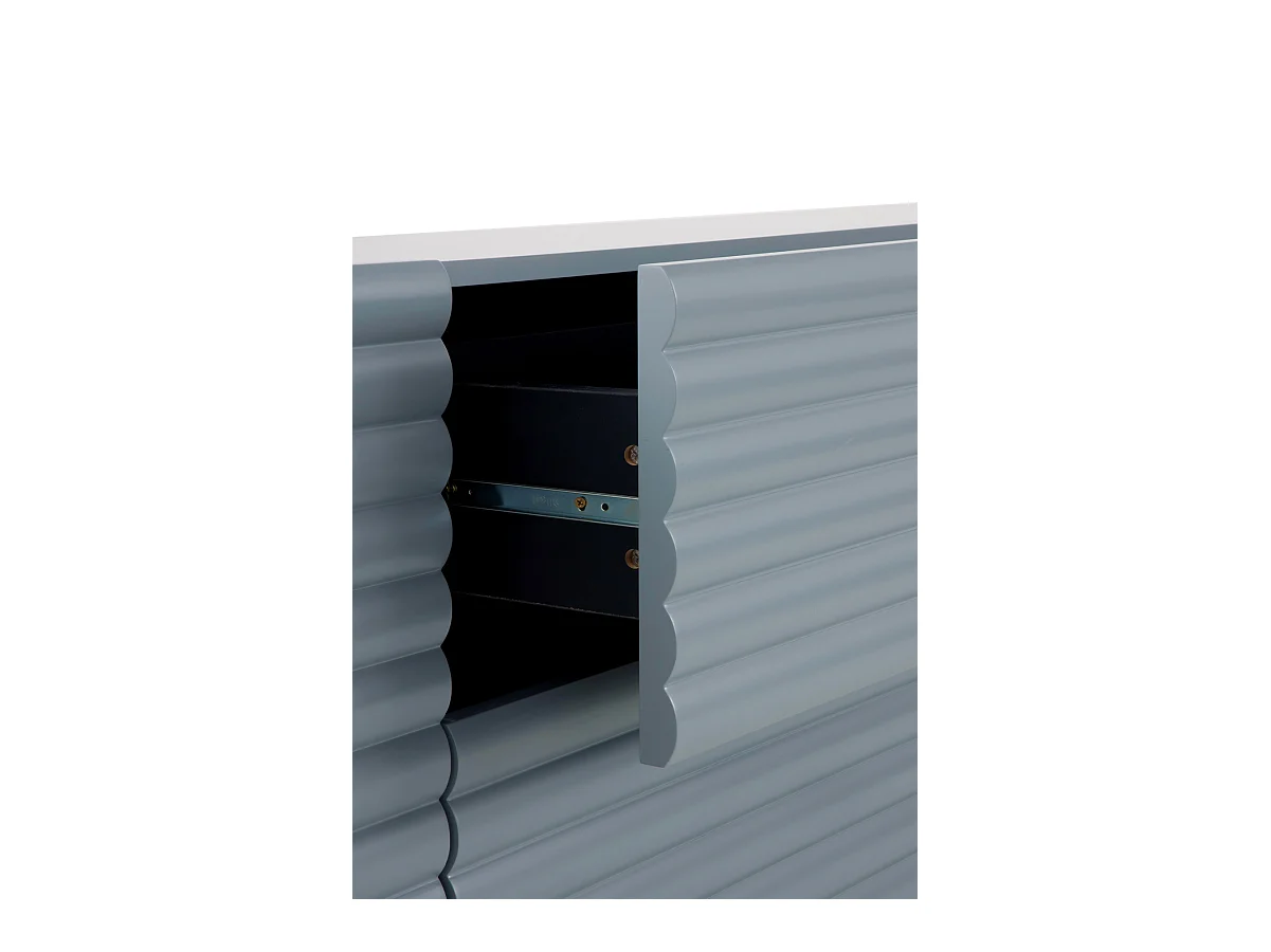 Blauer Sideboard mit Wellenrelief an Türen und Schubladen