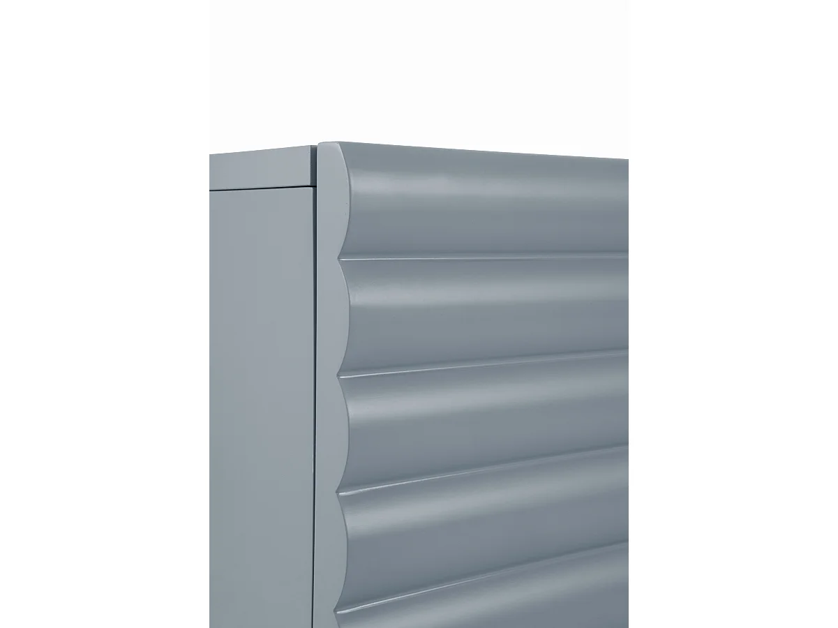 Aparador azul con relieve ondulado en puertas y cajones