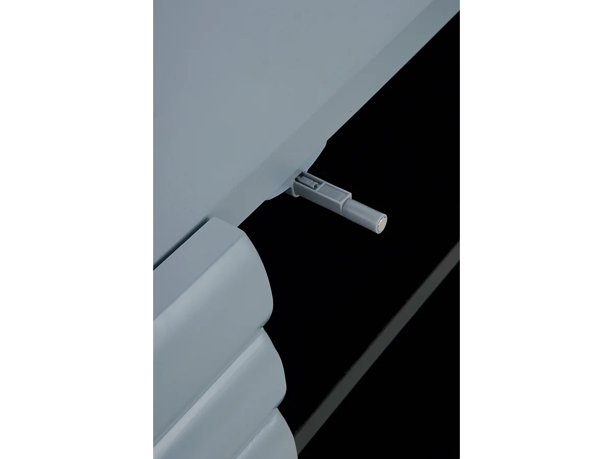 Aparador azul con relieve ondulado en puertas y cajones