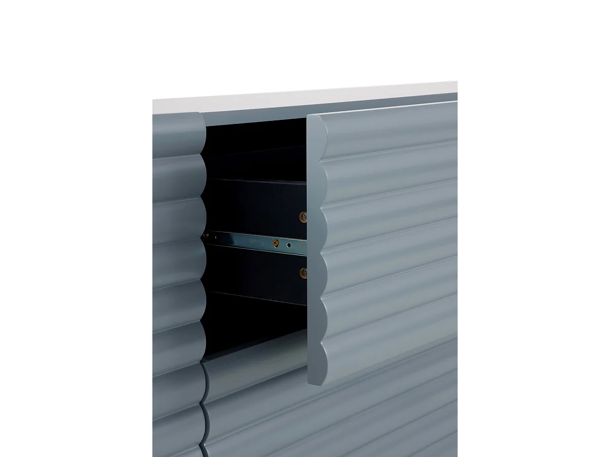 Aparador azul con relieve ondulado en puertas y cajones