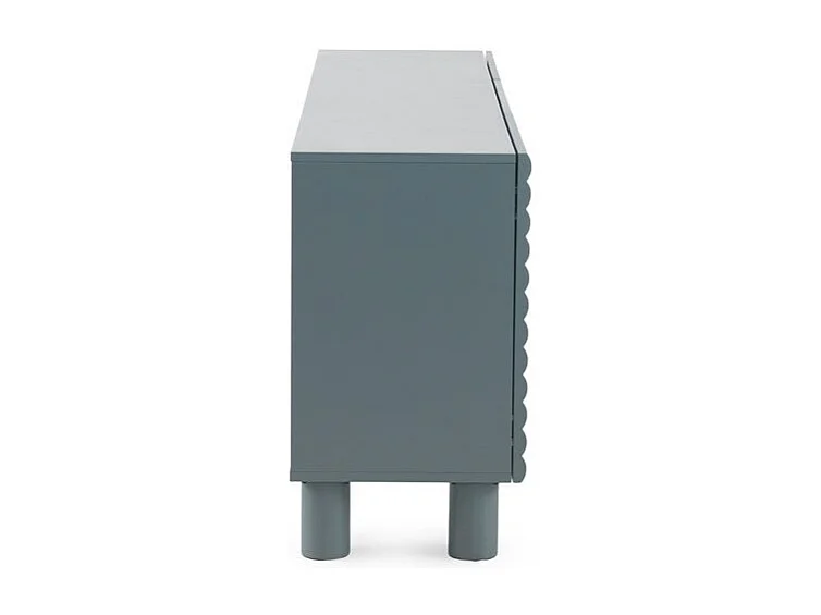 Aparador azul con relieve ondulado en puertas y cajones