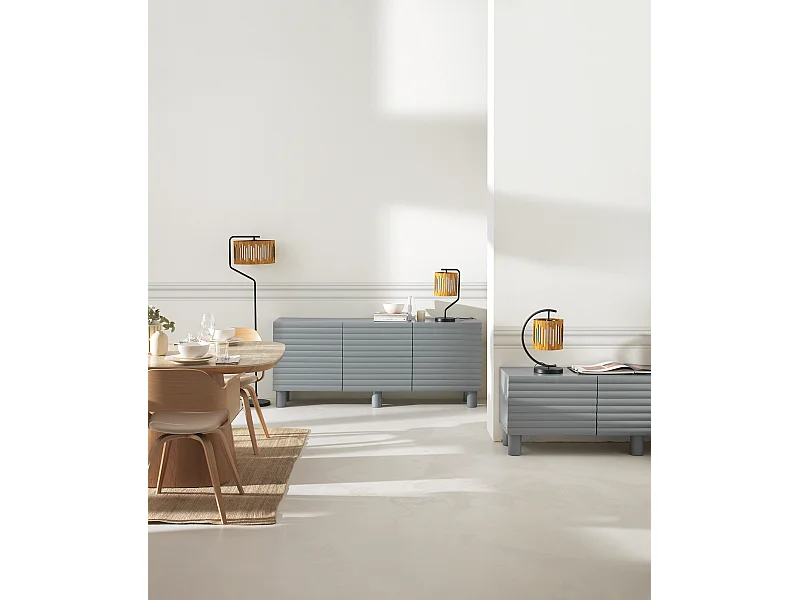 Blauer Sideboard mit Wellenrelief an Türen und Schubladen