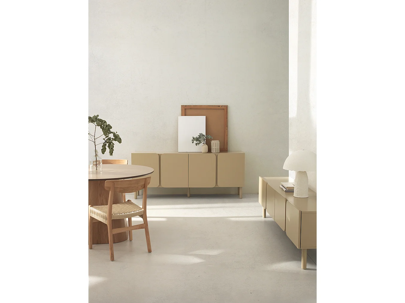 Aparador beige con cantos redondos en las esquinas de puertas