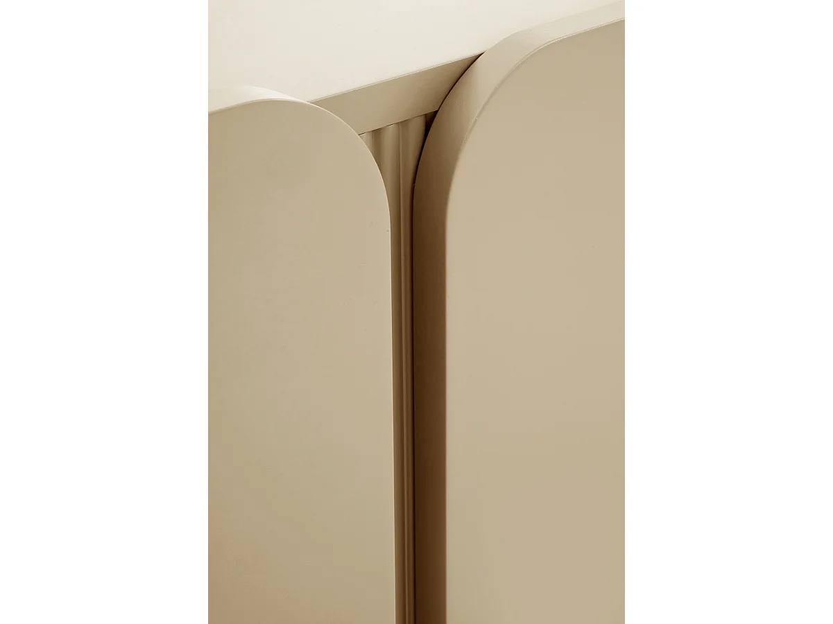 Aparador beige con cantos redondos en las esquinas de puertas