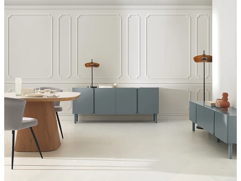 Buffet bleu avec bords arrondis aux coins des portes