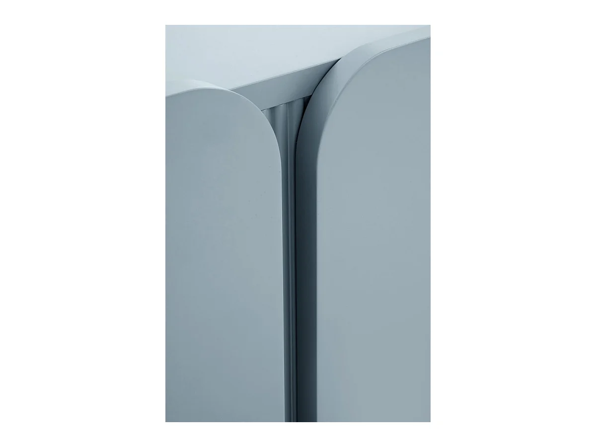 Blauer Sideboard mit abgerundeten Kanten an den Ecken der Türen