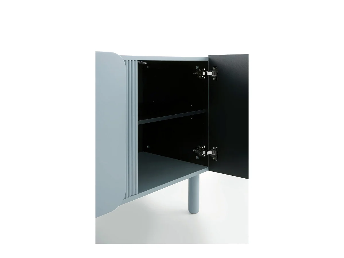 Blauer Sideboard mit abgerundeten Kanten an den Ecken der Türen