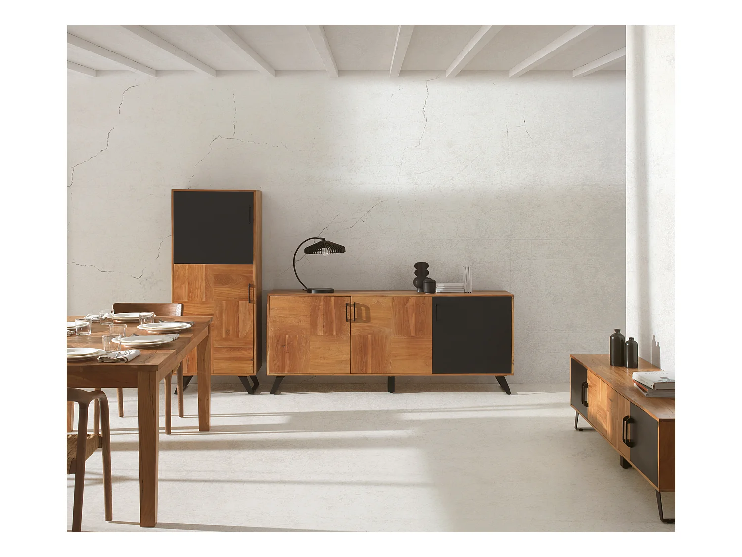 Aparador em madeira maciça de acácia reciclada