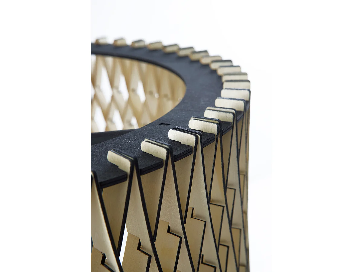 Lámpara de pie con tulipa de contrachapado natural y negro