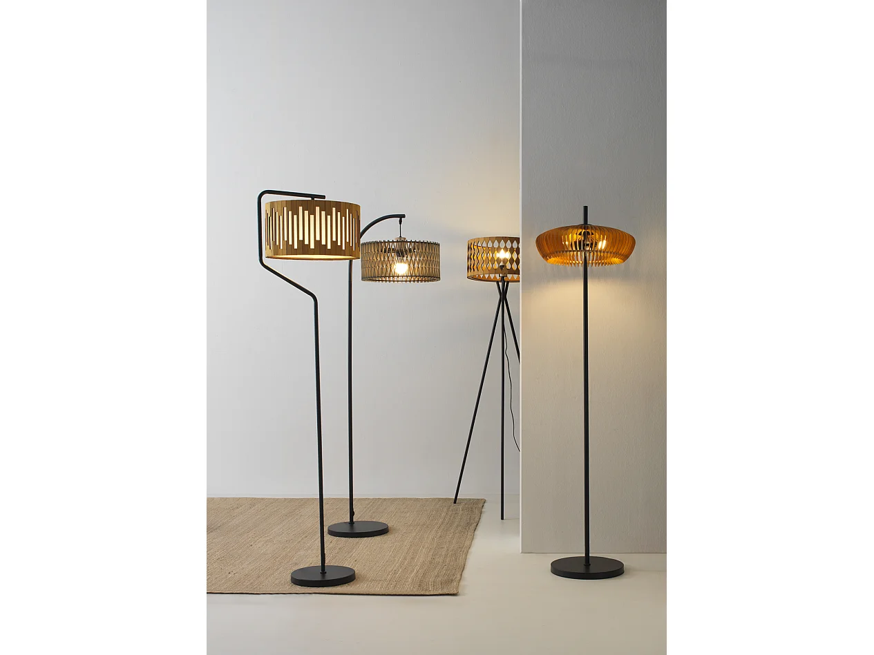 Stehlampe mit Lampenschirm aus honigfarbenem Sperrholz