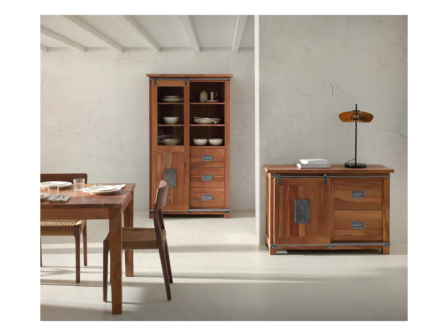 Cómoda em madeira maciça de acácia reciclada