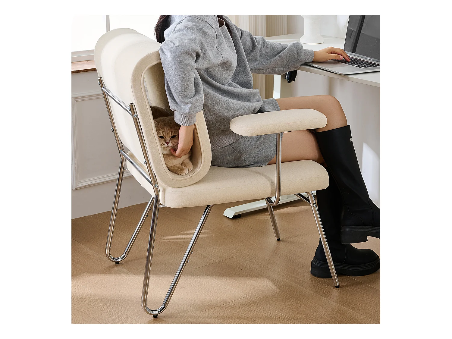 Chaise de bureau - 77 x 70 x 89 cm - avec lit pour chat intégré - accoudoirs remplaçables - Bois + Acier - beige