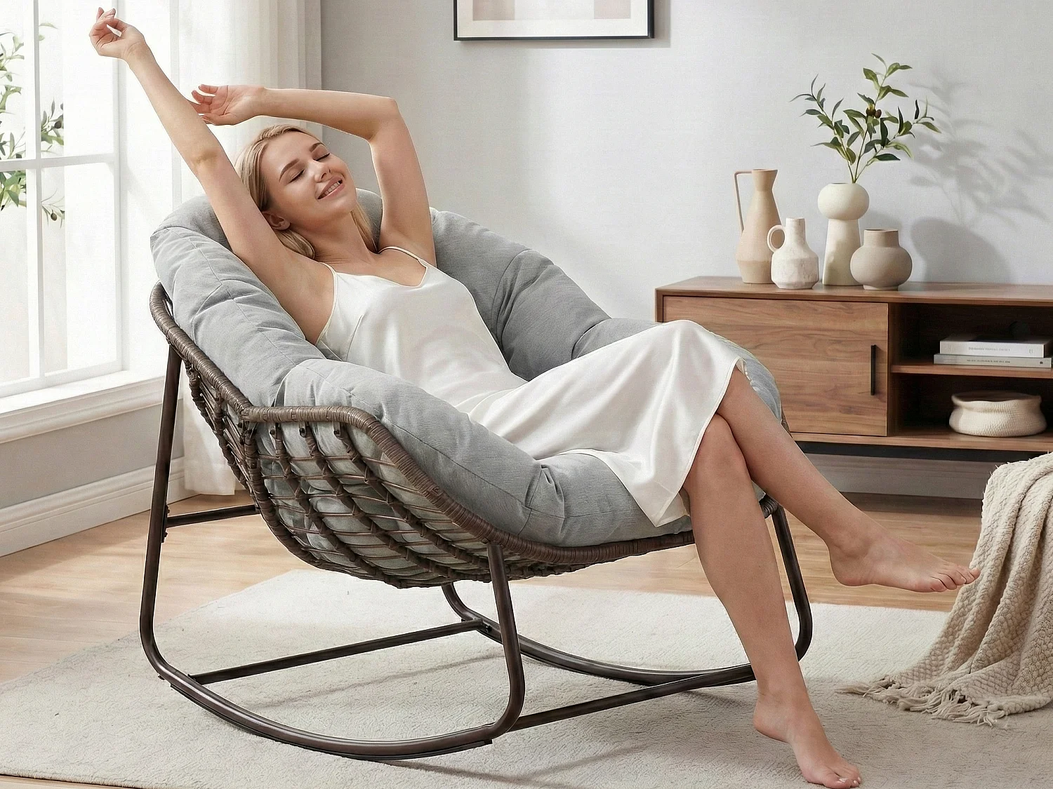 Cocon - Fauteuil à Bascule en Rotin Naturel - Forme Œuf et Coussin Gris Clair - Confortable pour Salon, Véranda ou Chambre