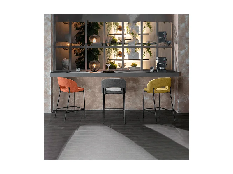 Set di 2 sgabelli alti "Alan" in tessuto arancione imbottiti con poggiapiedi cm 52x50 98h