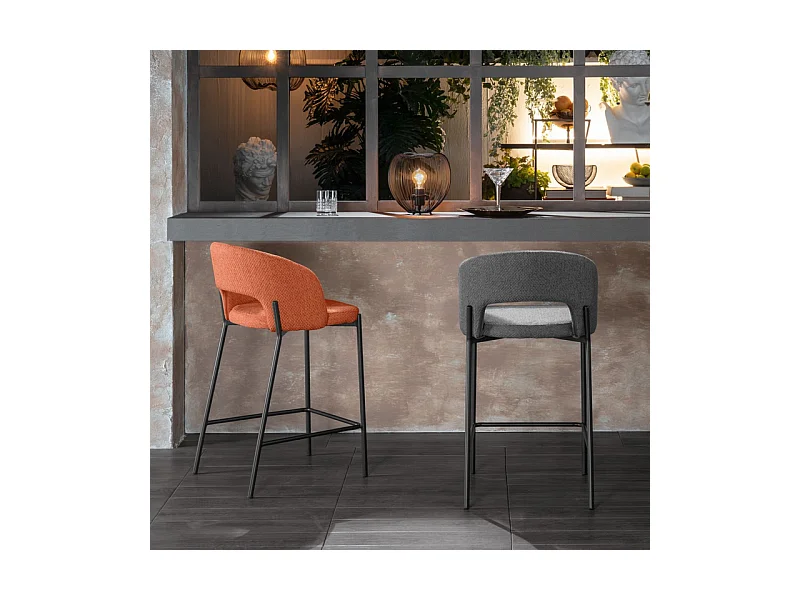 Set di 2 sgabelli alti "Alan" in tessuto arancione imbottiti con poggiapiedi cm 52x50 98h