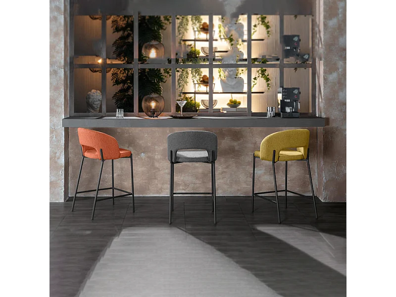 Set di 2 sgabelli alti "Alan" in tessuto arancione imbottiti con poggiapiedi cm 52x50 98h