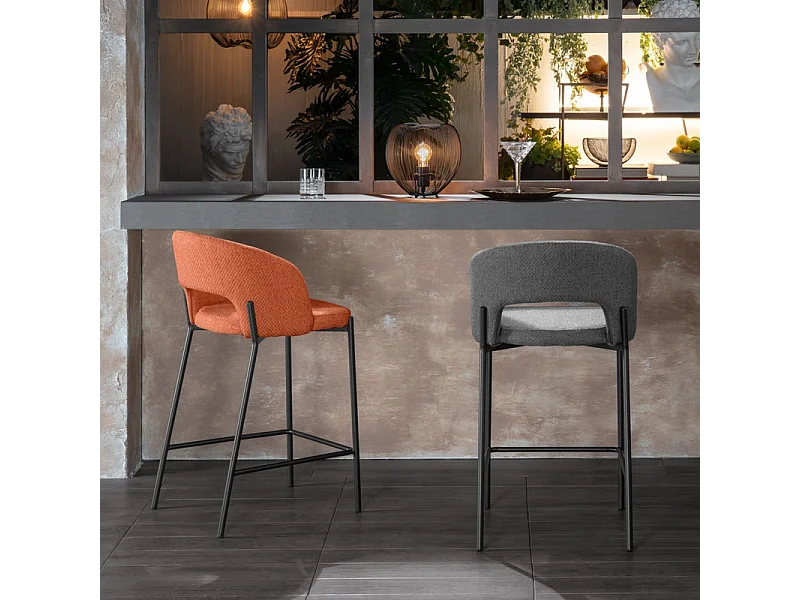 Set di 2 sgabelli alti "Alan" in tessuto arancione imbottiti con poggiapiedi cm 52x50 98h