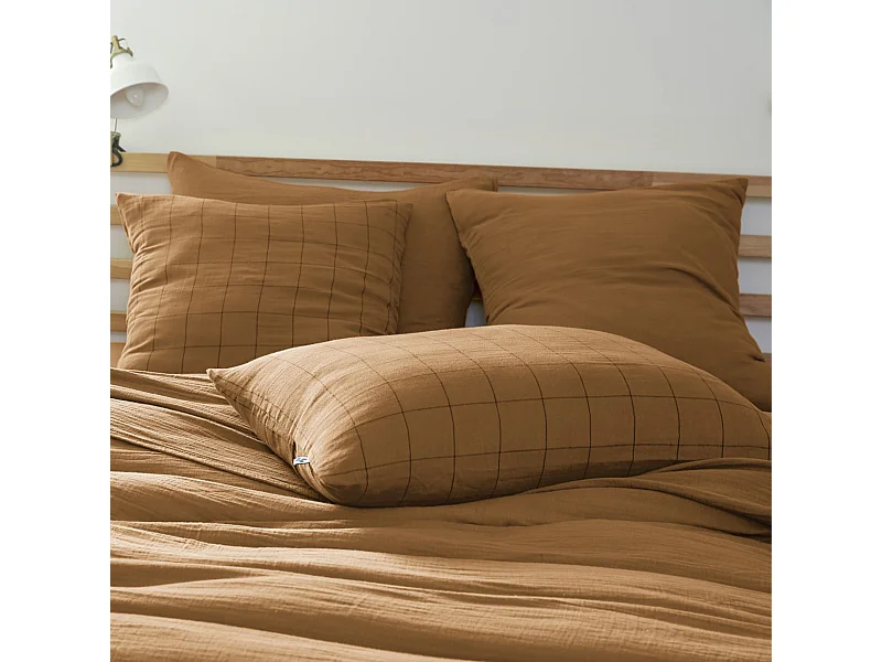 Taie d'oreiller 60x60 double gaze de coton grands carreaux camel Terre de Nuit