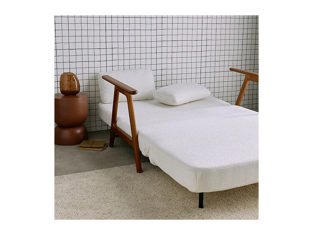 Banquette canapé convertible 2 places bois d'hévéa teinté noyer clair et bouclette texturée blanche L 133 x P 81 x 84cm - Sven