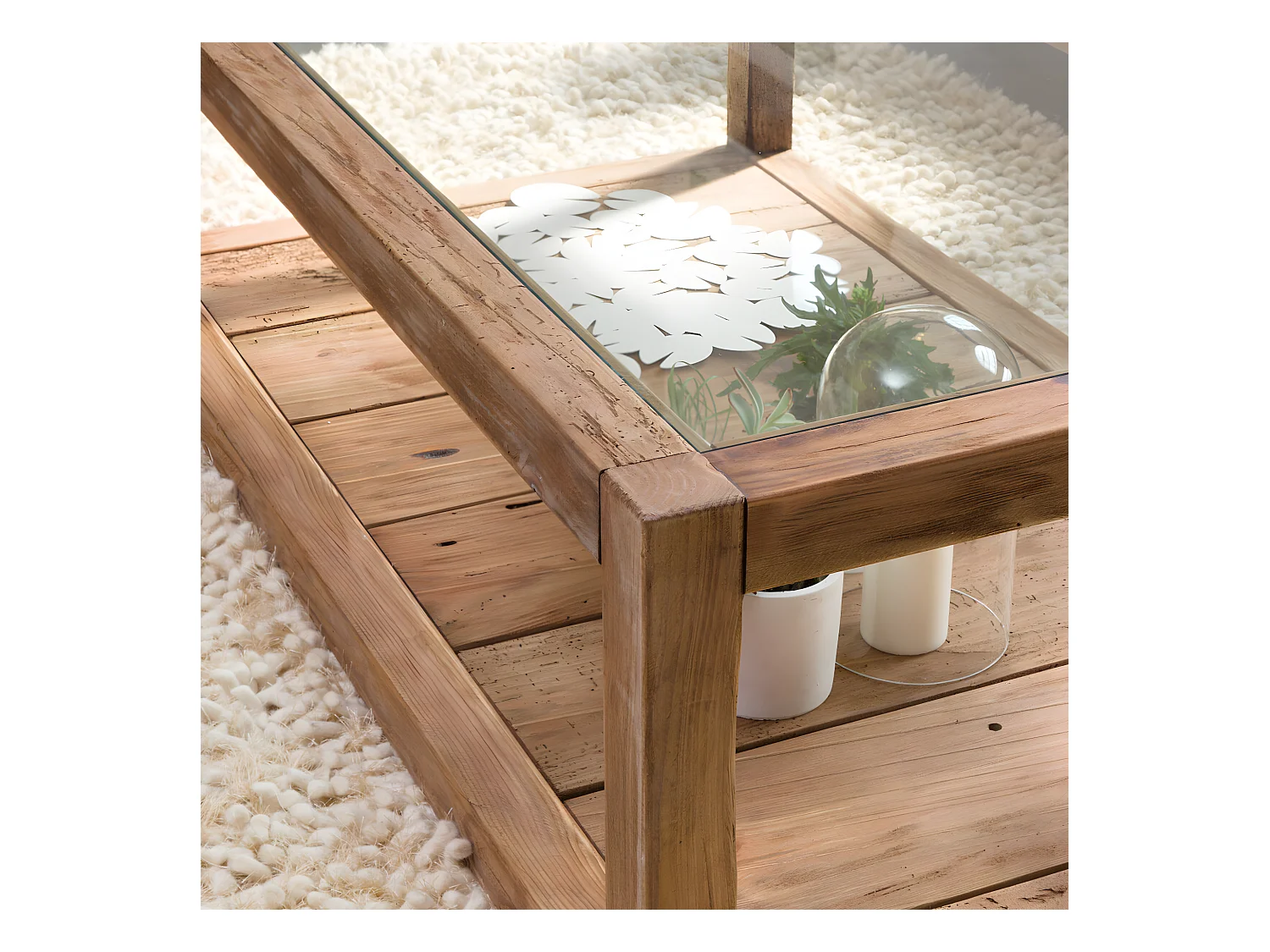 Mesa de centro de madera reciclada y vidrio Blaise con doble estante de almacenamiento