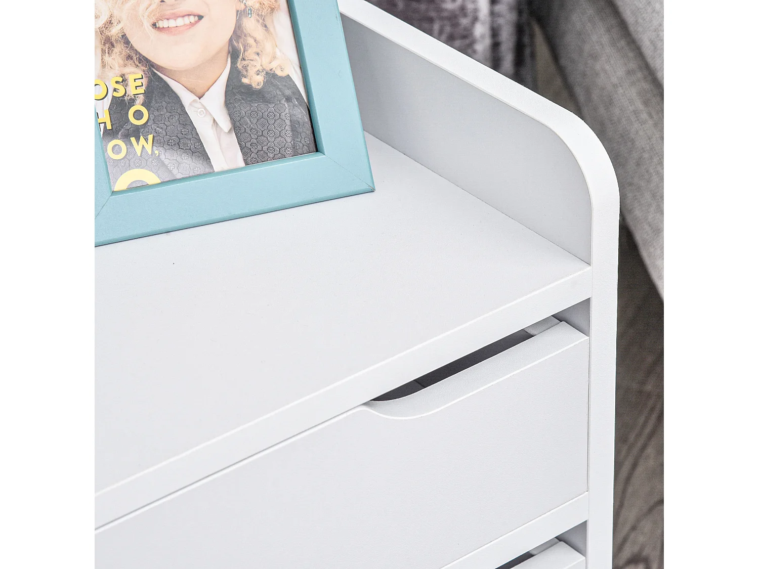 Comodino moderno con 2 cassetti e piedini in legno bianco