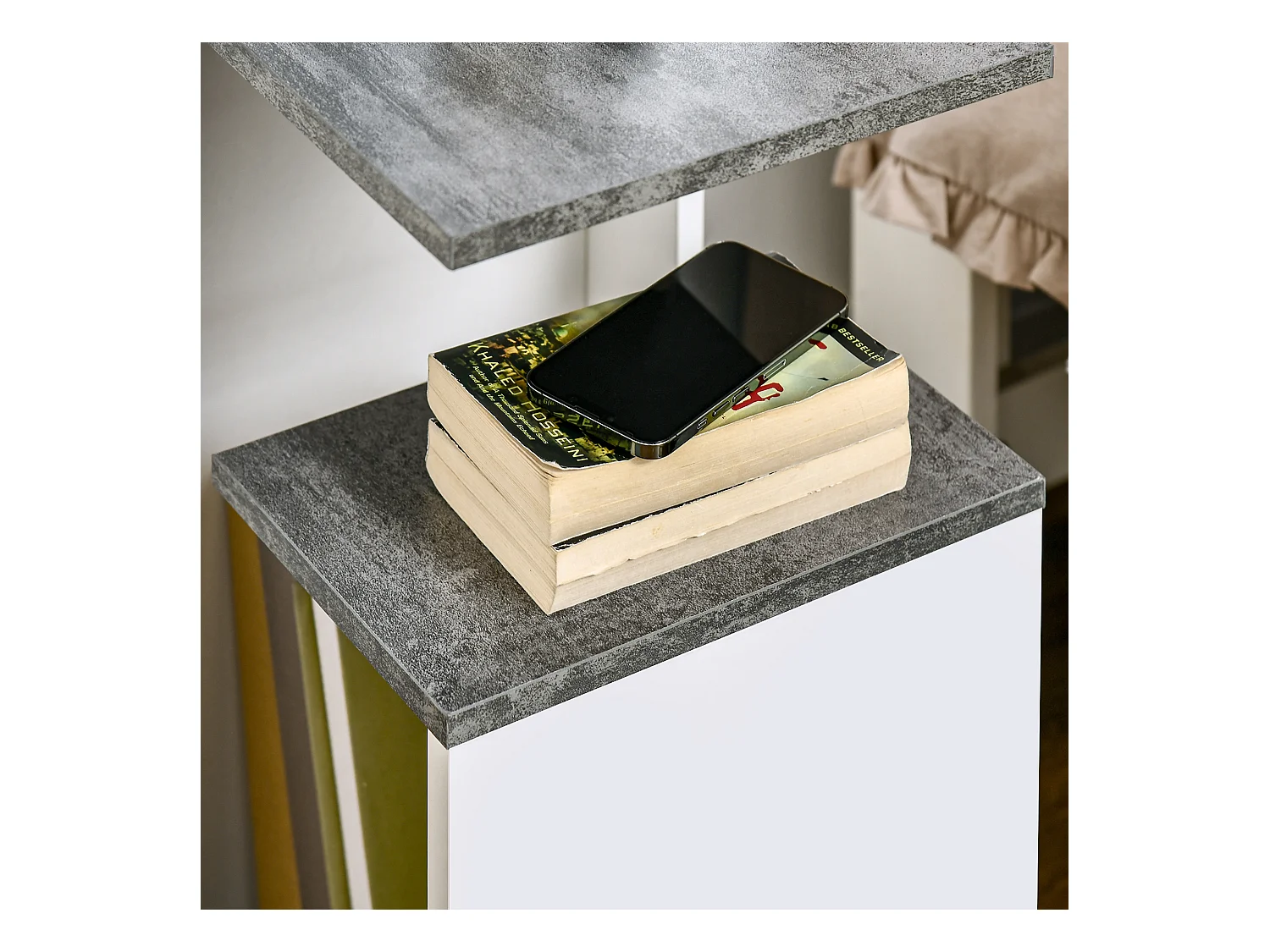 Comodino con ripiano aperto in truciolato grigio e bianco