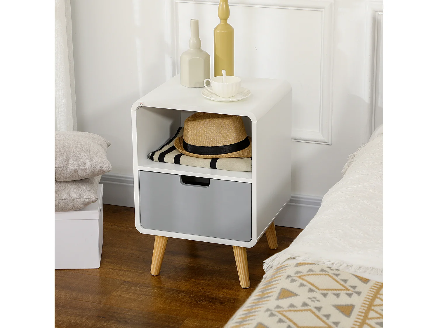 Comodino con cassetto in mdf e legno di pino in stile nordico