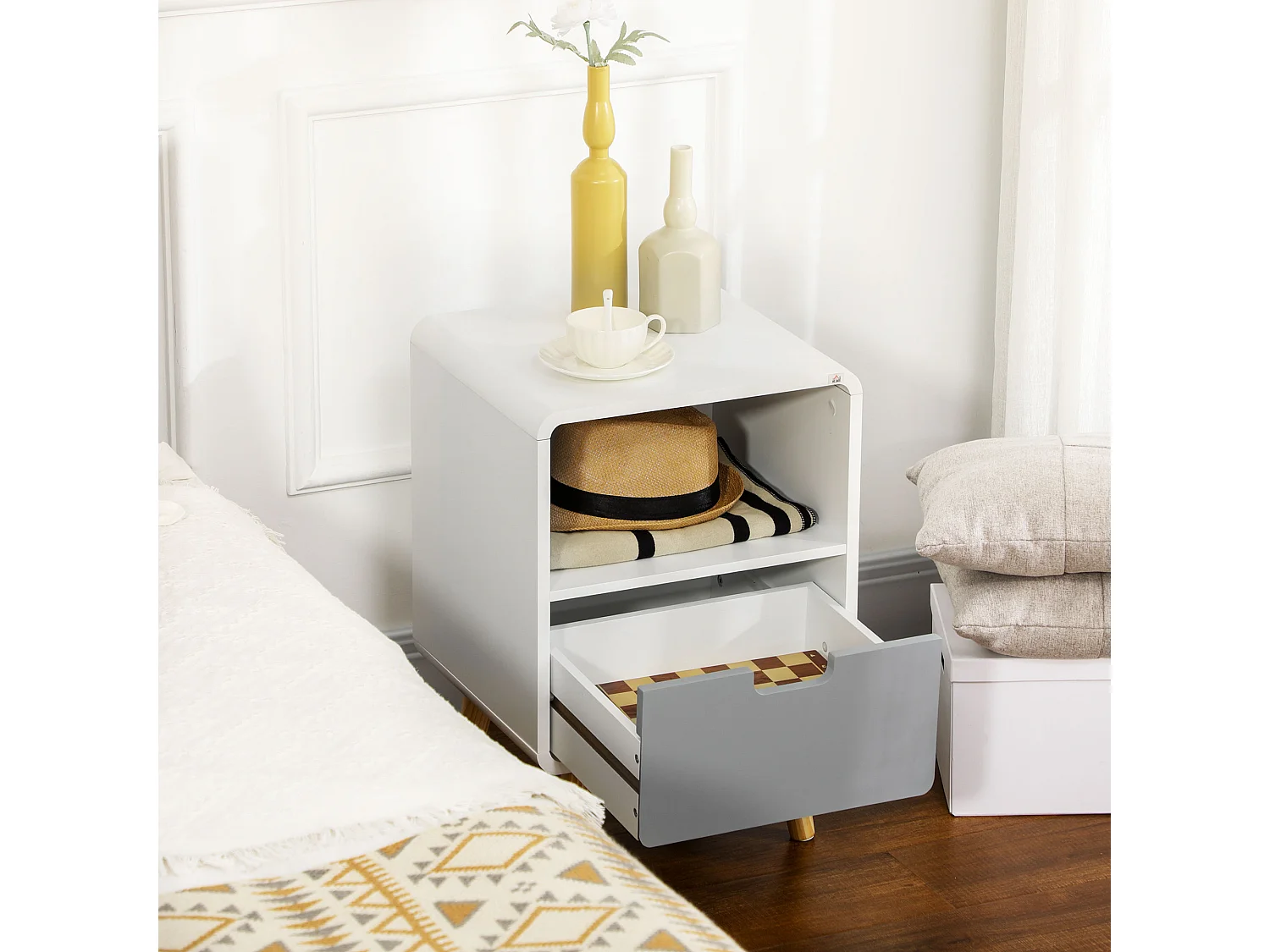 Comodino con cassetto in mdf e legno di pino in stile nordico