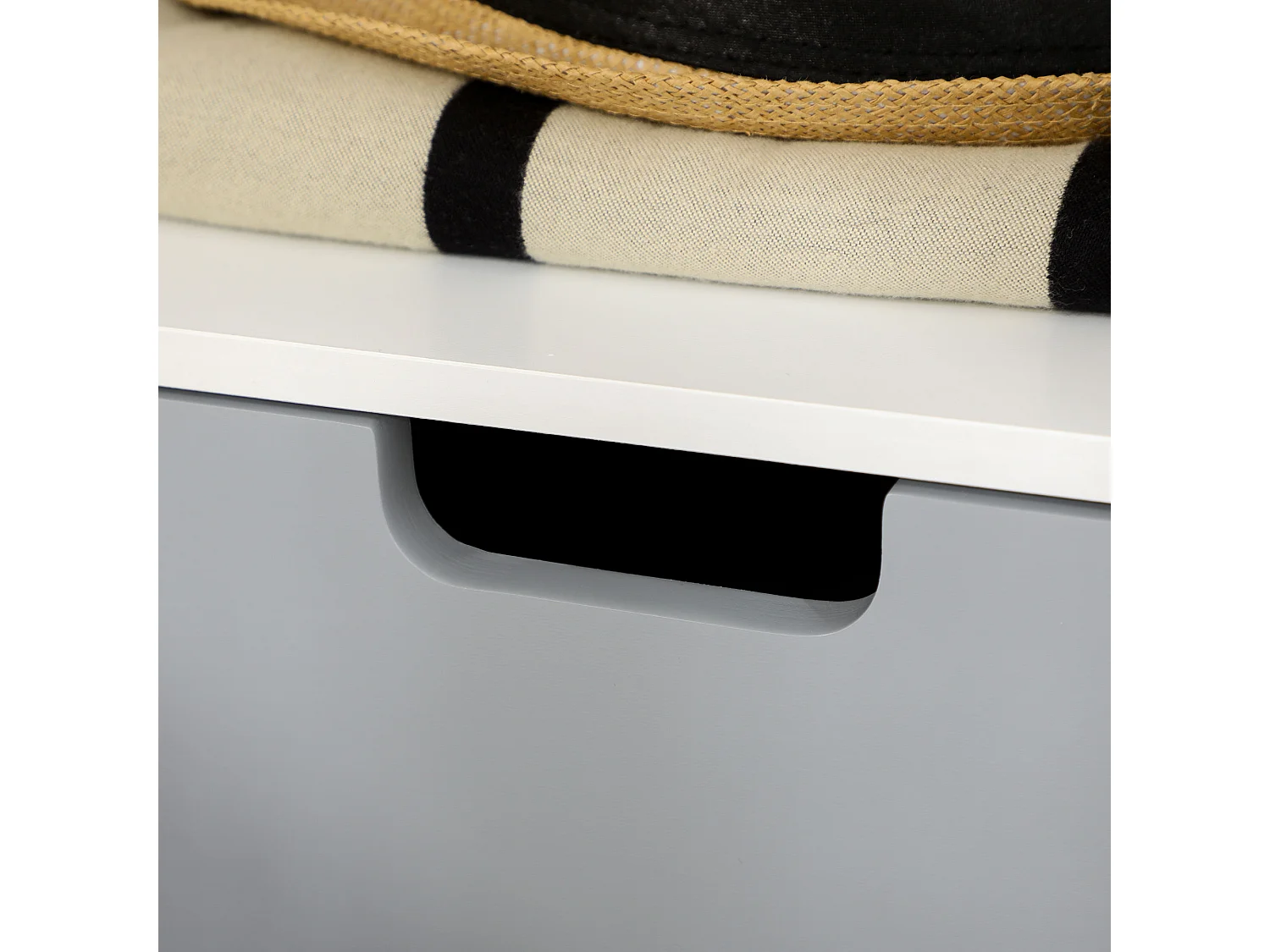 Comodino con cassetto in mdf e legno di pino in stile nordico