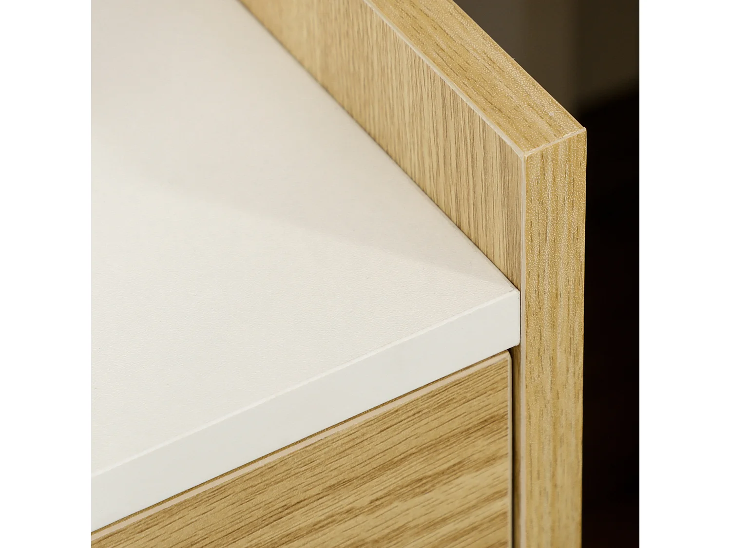 Comodino in truciolato con cassetto 2 prese e 2 porte usb