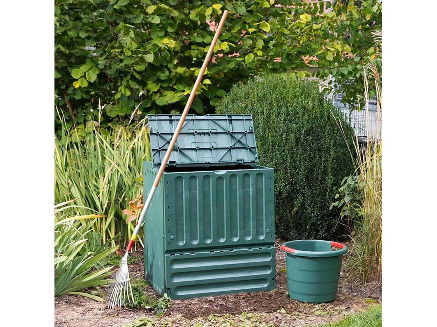 Compostador Ecológico Graf Eco King 70x70x83 cm de 400 Litros con Sistema de Ventilación y Paredes Térmicas, Color Verde