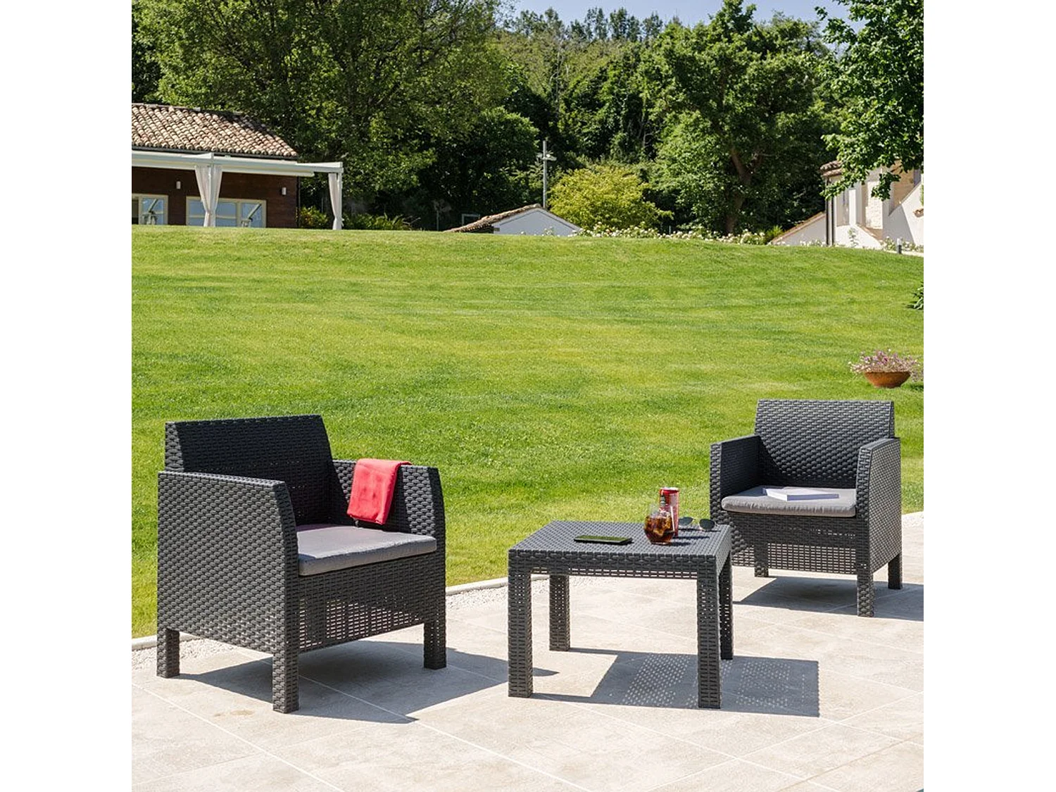 Toomax Matilde 2 Ensemble de Jardin et Terrasse composé de 2 Fauteuils avec Coussin 65x65x75 cm + Table Basse 59x59x43 cm Effet Rotin