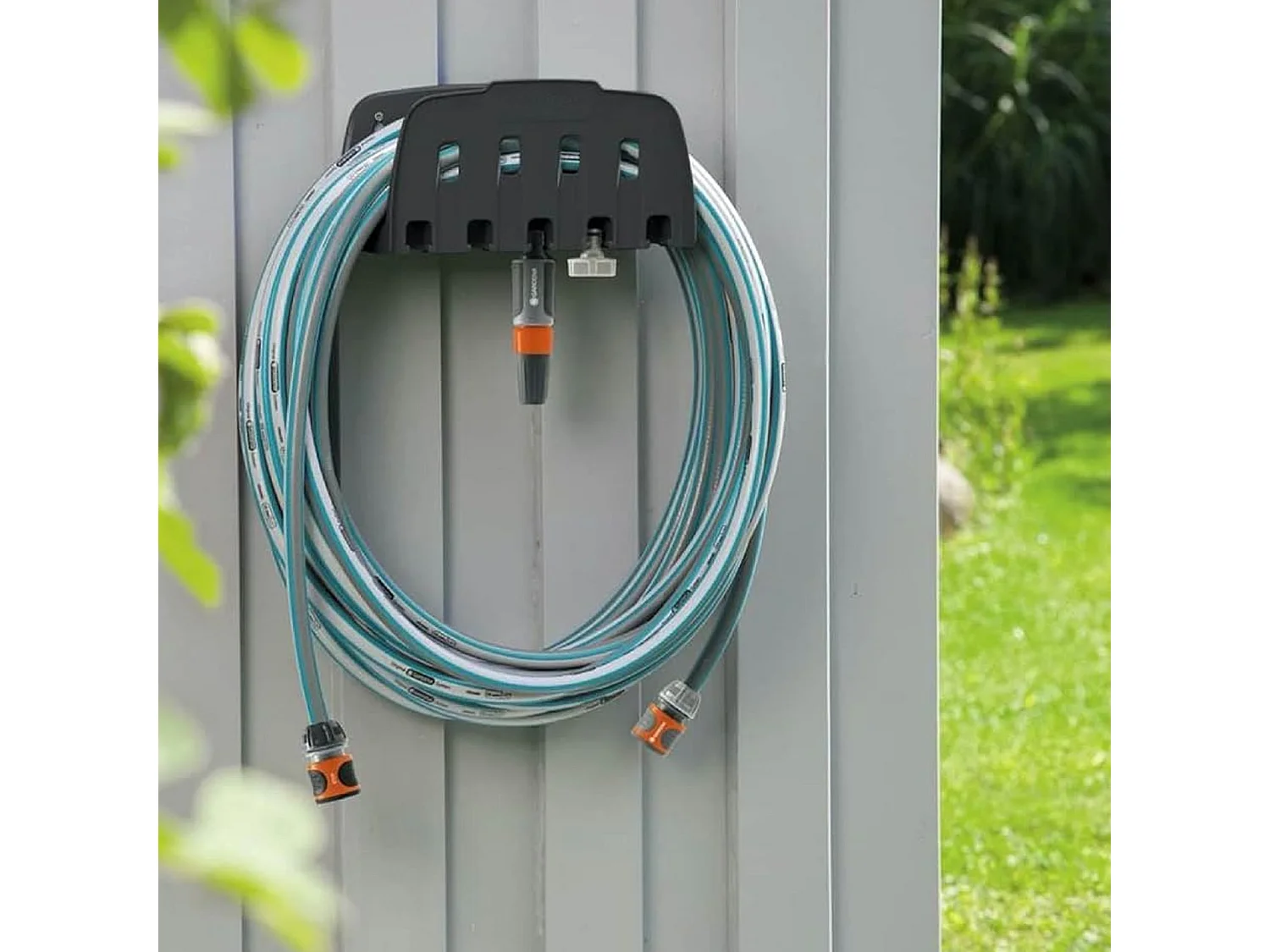 Kit de Tuyau d'Arrosage de Jardin Gardena Classic avec Tuyau Flexible de 20m et 13 mm, Support Mural et Lance avec Buse Réglable