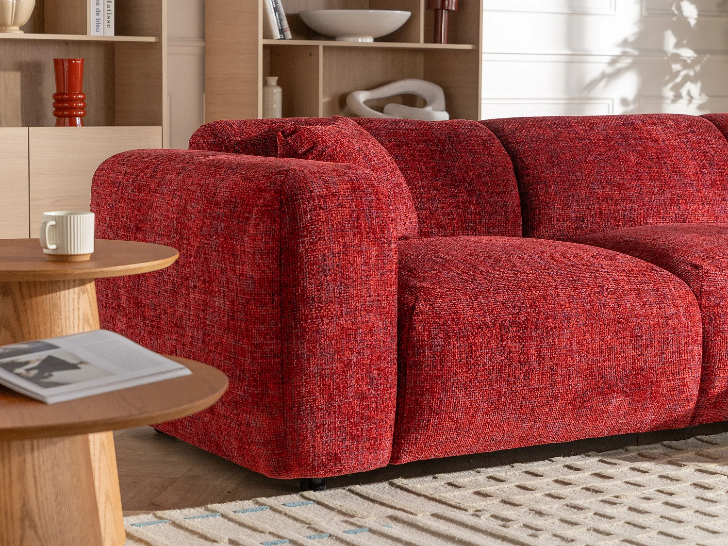Gran sofá rinconera derecha en tela texturizada rojo POGNI de Maison Céphy