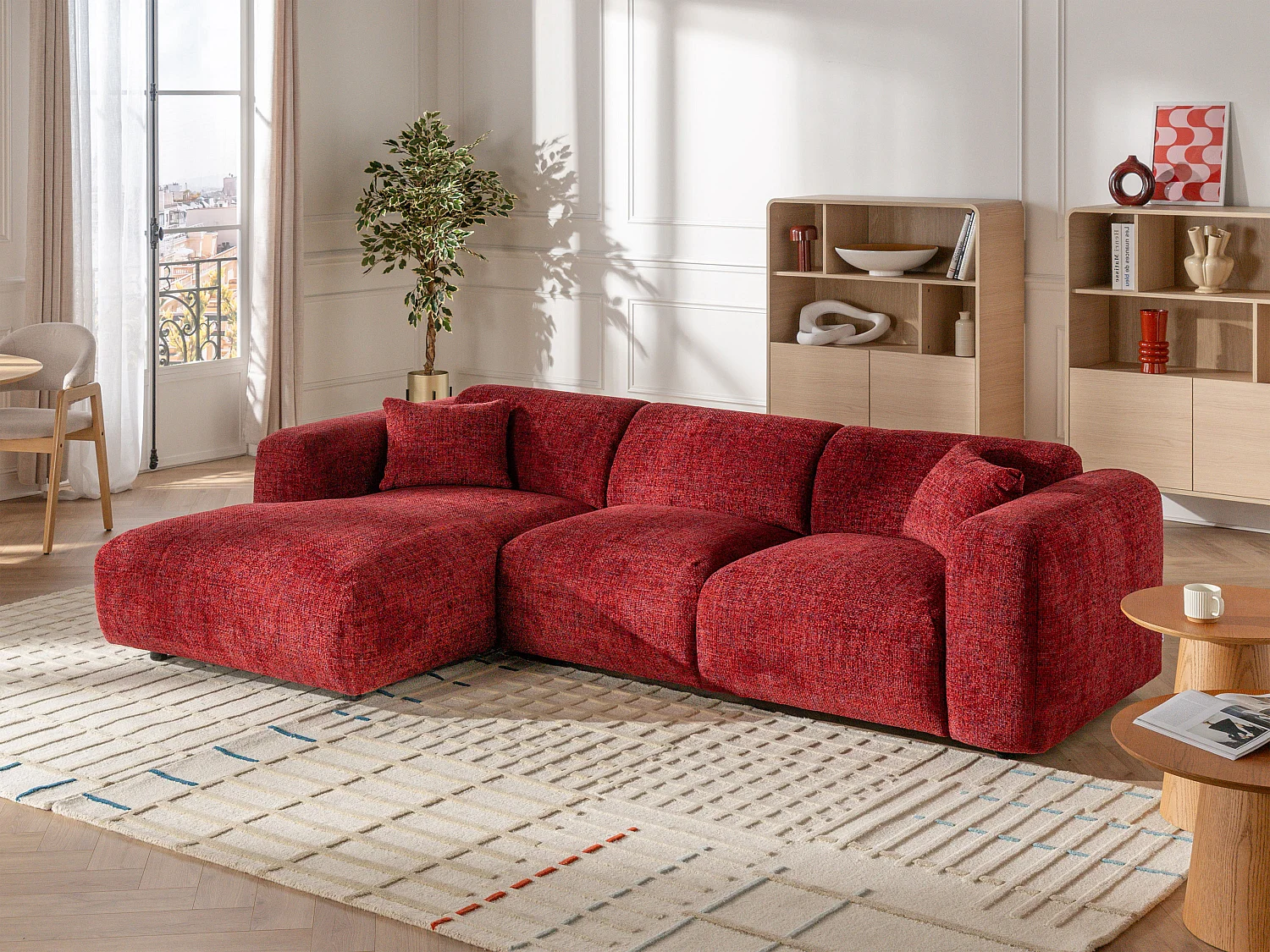 Gran sofá rinconera izquierda en tela texturizada roja POGNI de Maison Céphy