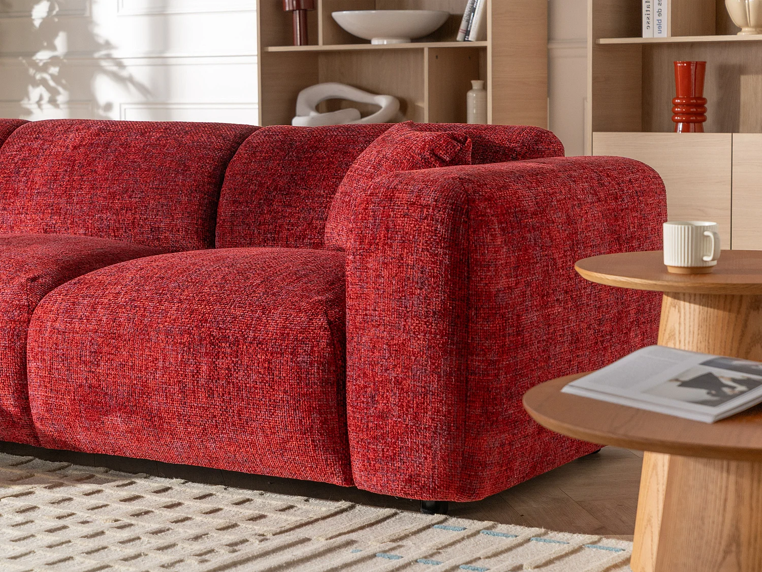 Gran sofá rinconera izquierda en tela texturizada roja POGNI de Maison Céphy