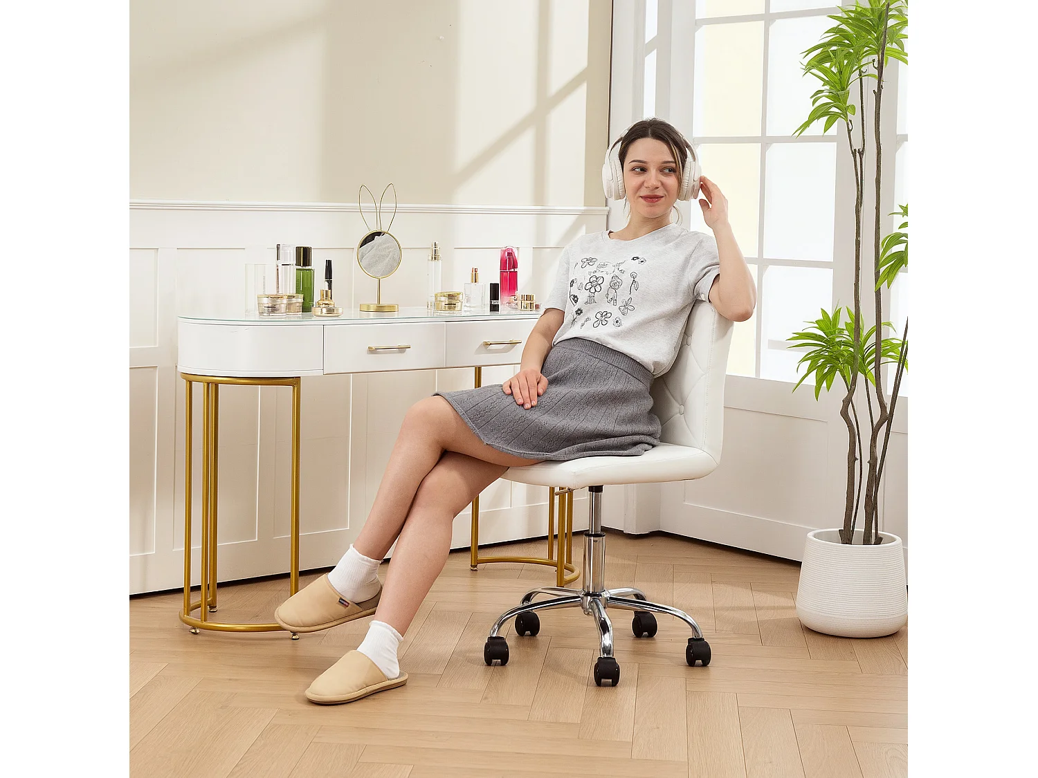 Sedia da ufficio regolabile con rivestimento a bottoni bianco