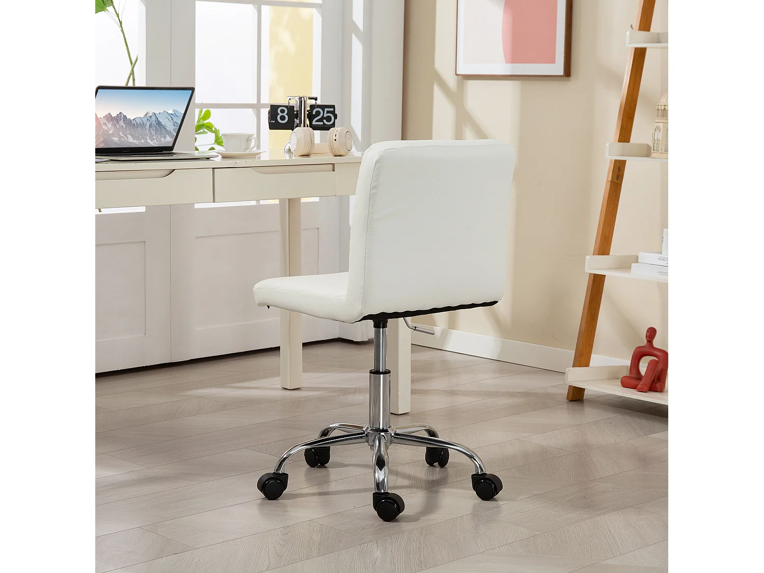 Sedia da ufficio regolabile con rivestimento a bottoni bianco