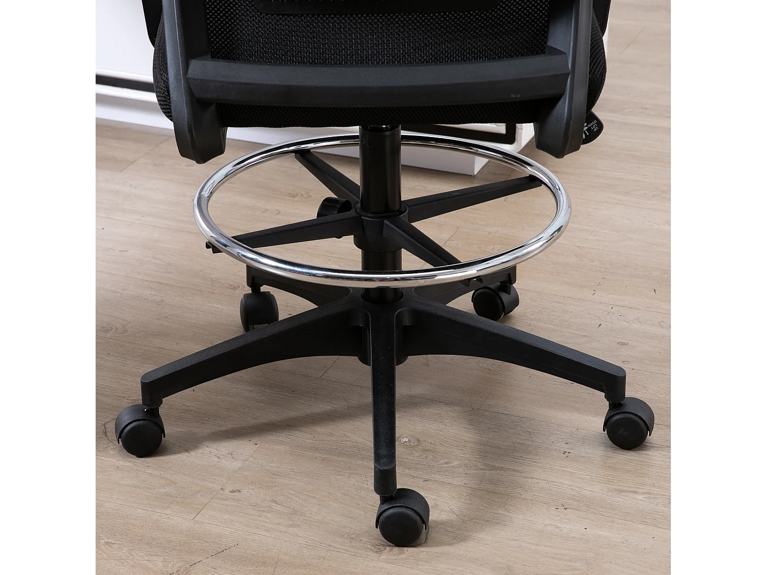 Sedia da ufficio ad altezza regolabile con poggiapiedi nero