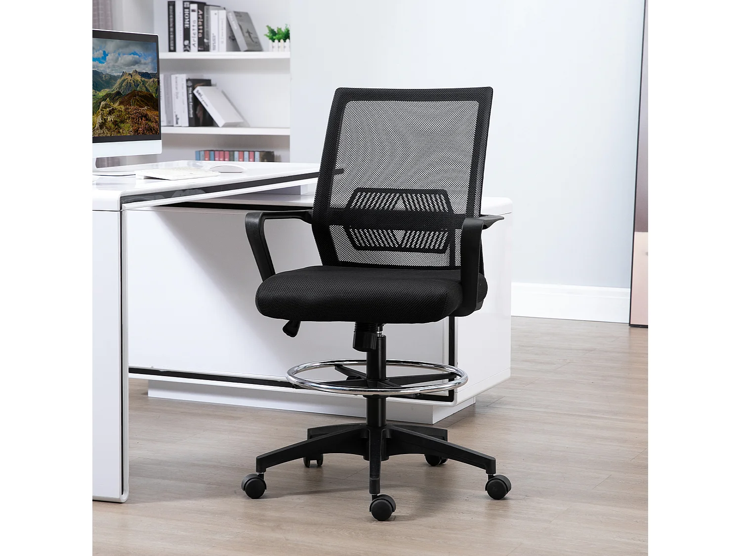 Sedia da ufficio ad altezza regolabile con poggiapiedi nero