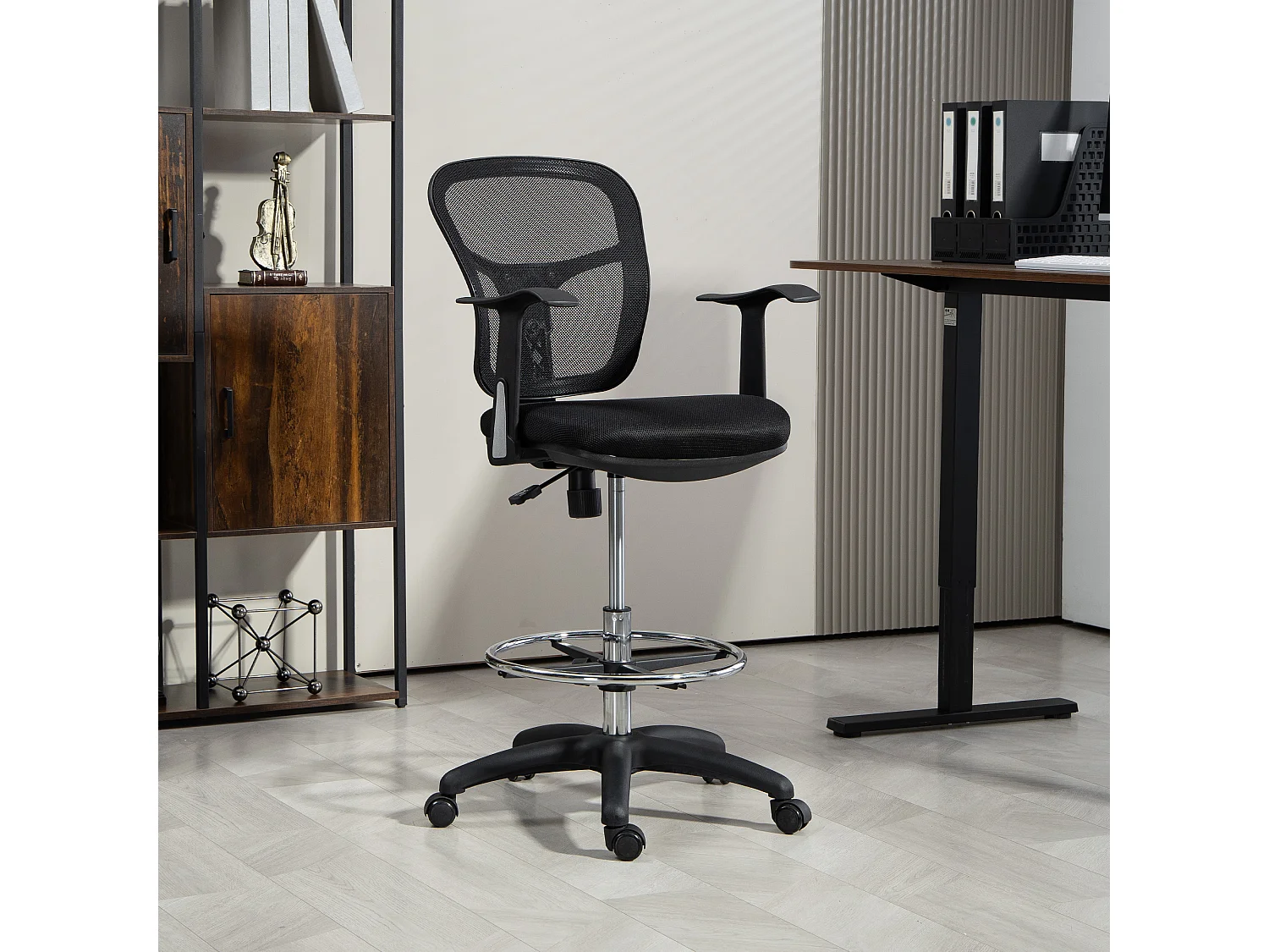 Sedia girevole con anello poggiapiedi e schienale ricurvo nera