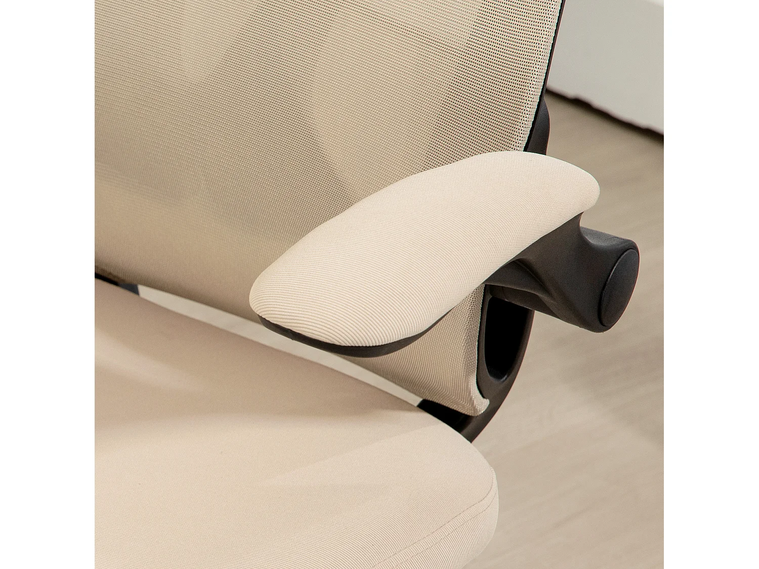 Sedia da ufficio con braccioli ribaltabili e altezza regolabile beige