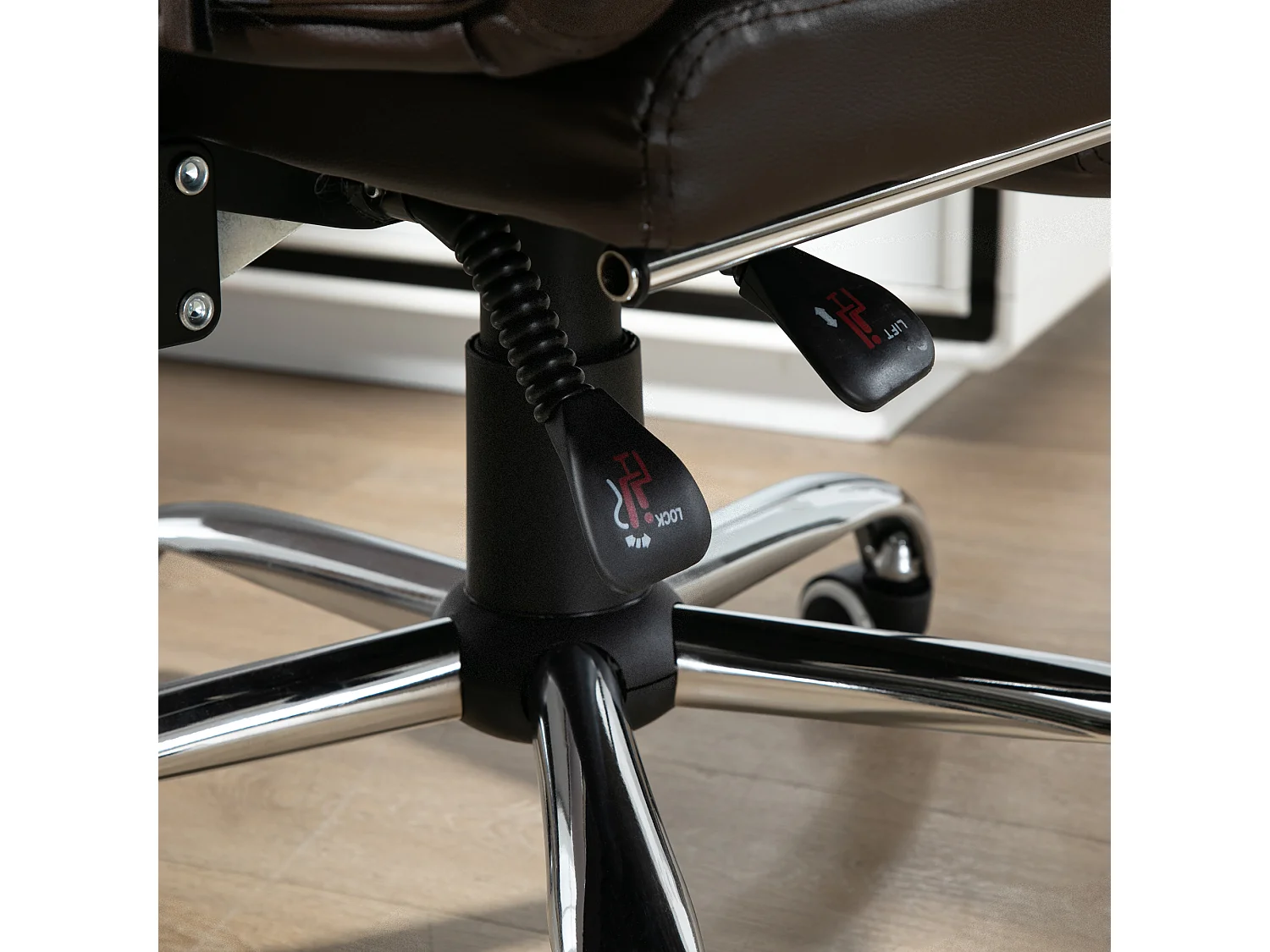 Poltrona da ufficio con schienale reclinabile e poggiapiedi caffè