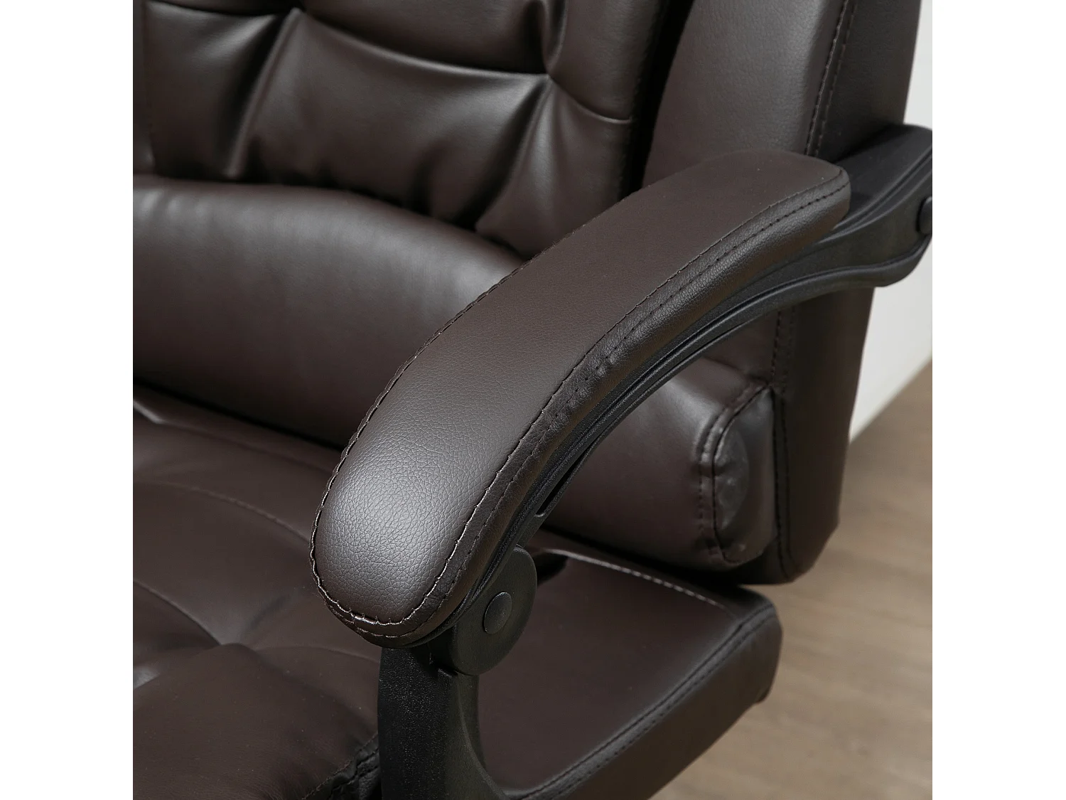 Poltrona da ufficio con schienale reclinabile e poggiapiedi caffè