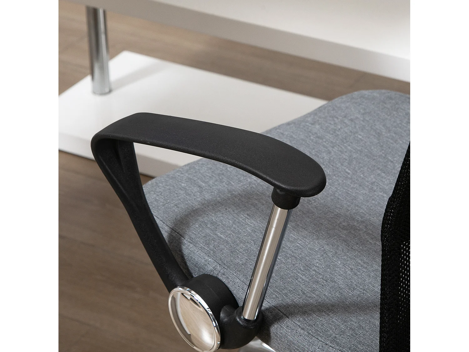 Poltrona da ufficio in tessuto grigio girevole ed ergonomica