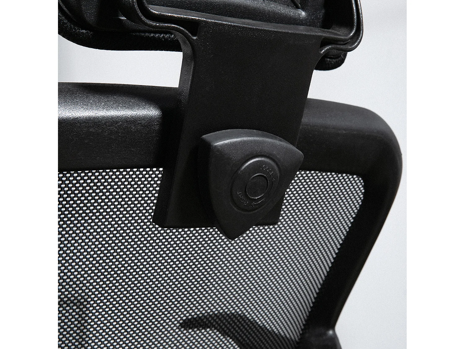 Sedia da ufficio ergonomica e regolabile con poggiatesta nero