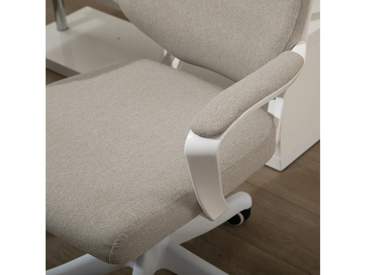 Sedia da ufficio con altezza regolabile e funzione dondolo beige